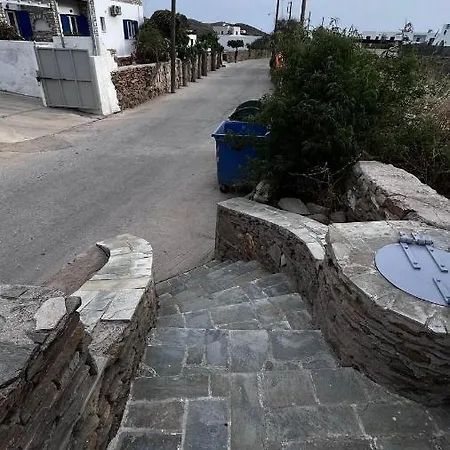 παραδοσιακο σπιτι με παρκινγκ. Дом отдыха